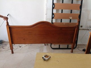 Cabecero de madera marrón
