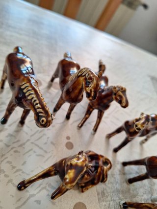 Figuras de caballos de cerámica