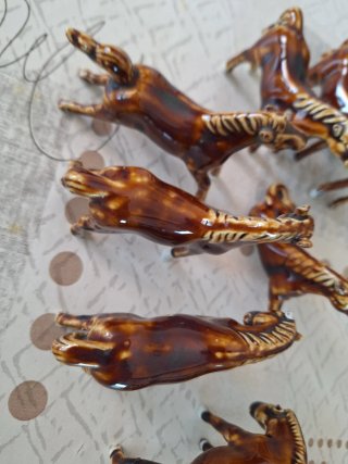 Figuras de caballos de cerámica