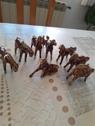 Figuras de caballos de cerámica