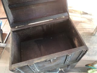 Baúl antiguo de cuero y madera
