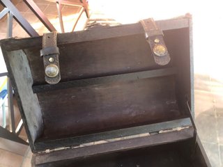 Baúl antiguo de cuero y madera