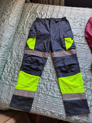 Pantalones de trabajo grises y amarillos
