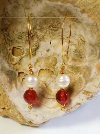 Pendientes Perlas Agua Dulce y Cristales Rojos