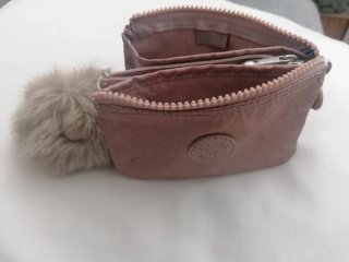 Cartera Kipling rosa palo con pompón