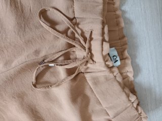 Pantalón ancho color mostaza