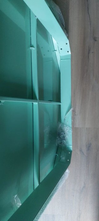 Mesa cuadrada de metal verde menta