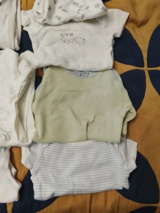 Lote Ropa Bebé Niña o niño Bodis, gorrito y Pijam