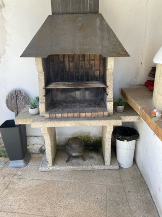 Barbacoa de piedra y metal