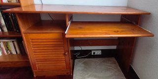Escritorio de madera con puerta