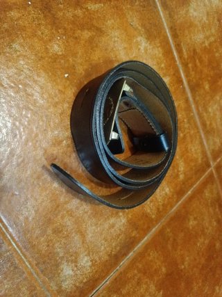 Cinturón de cuero militar con hebilla plateada