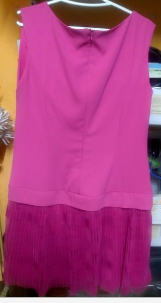 Vestido rosa con falda plisada,es dos tallas menos
