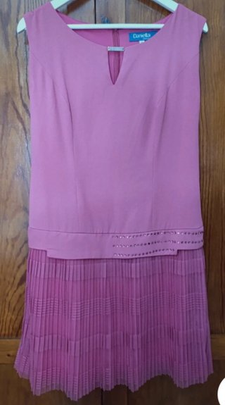 Vestido rosa con falda plisada,es dos tallas menos