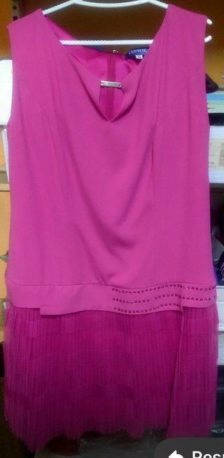 Vestido rosa con falda plisada,es dos tallas menos