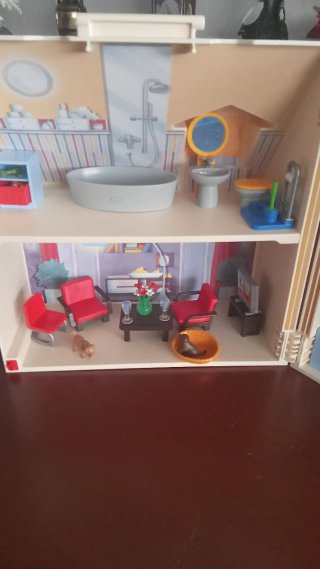 Casita de Playmobil con figuras