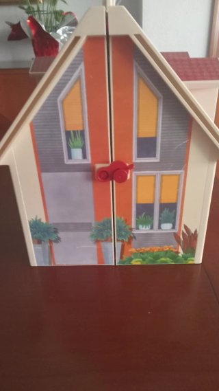 Casita de Playmobil con figuras