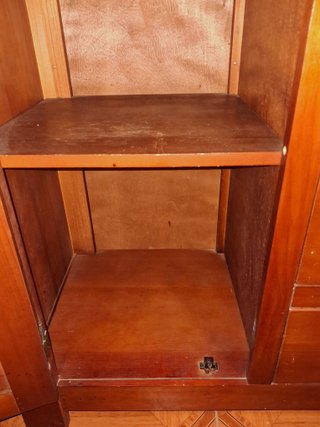 Vitrina de madera de pino de 160x44x145,5(cm)