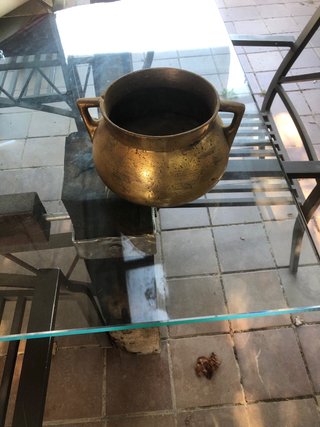 Recipiente de bronce con asas