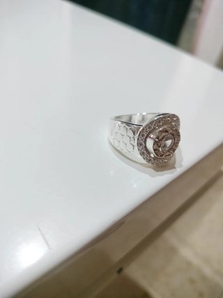 Anillo plateado con diseño floral