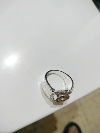 Anillo plateado con diseño floral