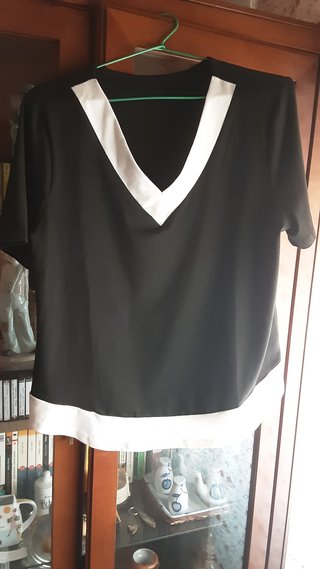 Elegante blusa negra y blanca