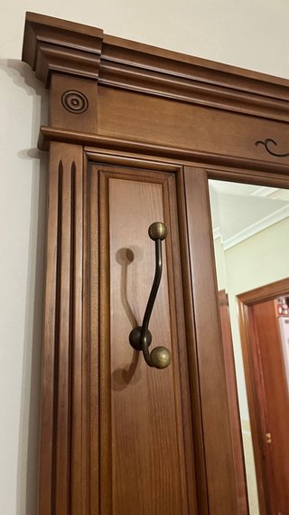 Mueble recibidor madera con espejo y ganchos