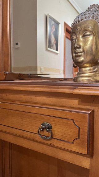 Mueble recibidor madera con espejo y ganchos