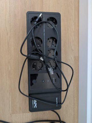 APC Back-UPS 850VA / 520W SAI UPS con 8 prese