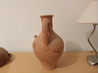 Cántaro antiguo de barro con asas