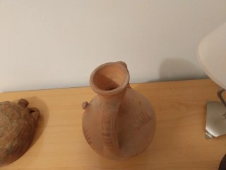 Cántaro antiguo de barro con asas