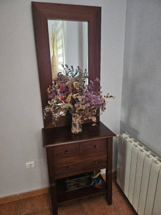 Recibidor de madera con espejo