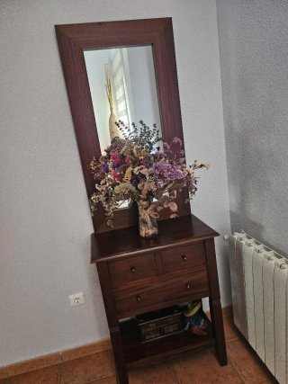 Recibidor de madera con espejo