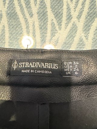 Pantalón corto efecto piel Stradivarius XS