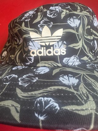 Gorra Adidas 5 paneles floral