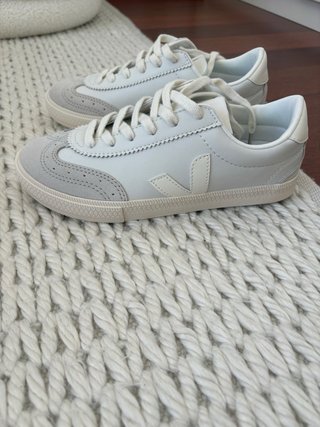 Tenis Veja Gris y Blanco
