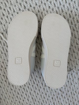 Tenis Veja Gris y Blanco