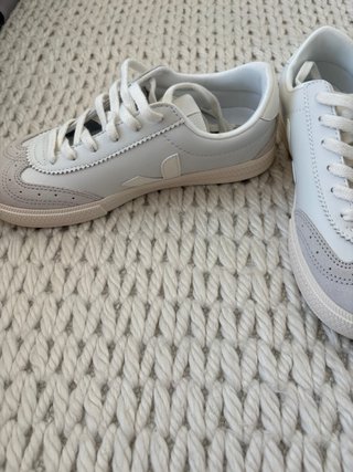Tenis Veja Gris y Blanco