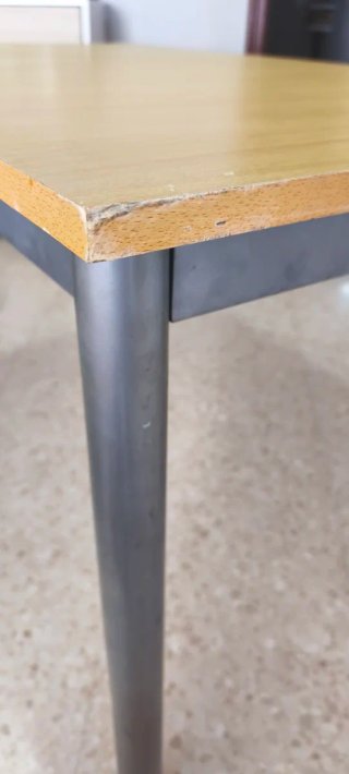 Mesa de madera y metal