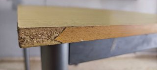 Mesa de madera y metal