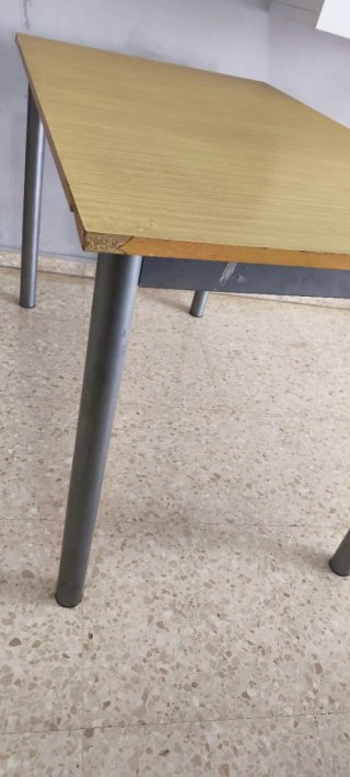 Mesa de madera y metal