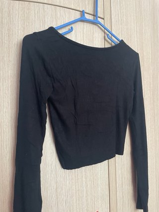 Crop top negro de manga larga