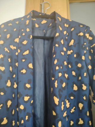Americana azul con estampado animal