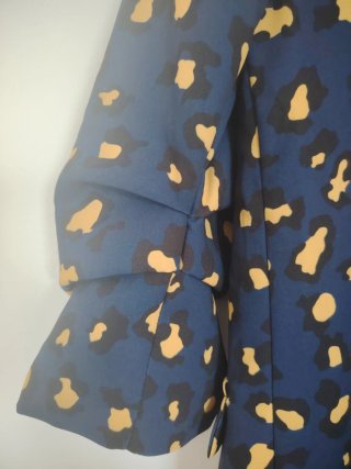 Americana azul con estampado animal