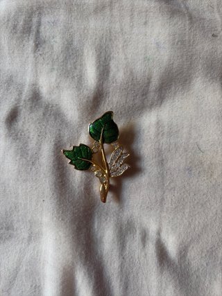 Broche Hojas Verdes y Diamantes Imitación
