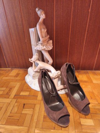 Zapatos de tacón marrones ante peeptoes