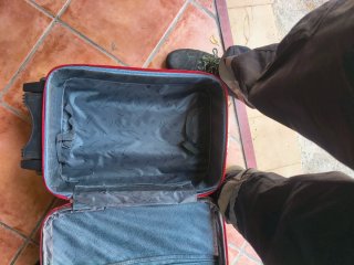 Maleta de viaje roja y negra