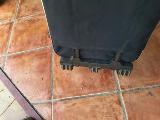 Maleta de viaje roja y negra