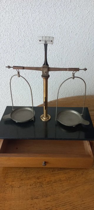 Balanza analítica de precisión antigua