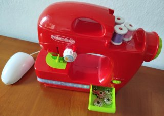 Máquina de coser de juguete y cesta