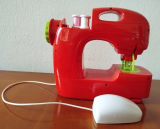 Máquina de coser de juguete y cesta